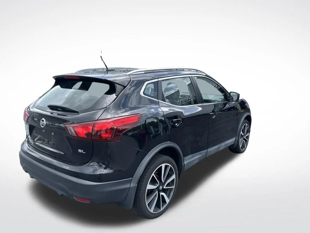 Used 2017 Black Nissan SL image 6