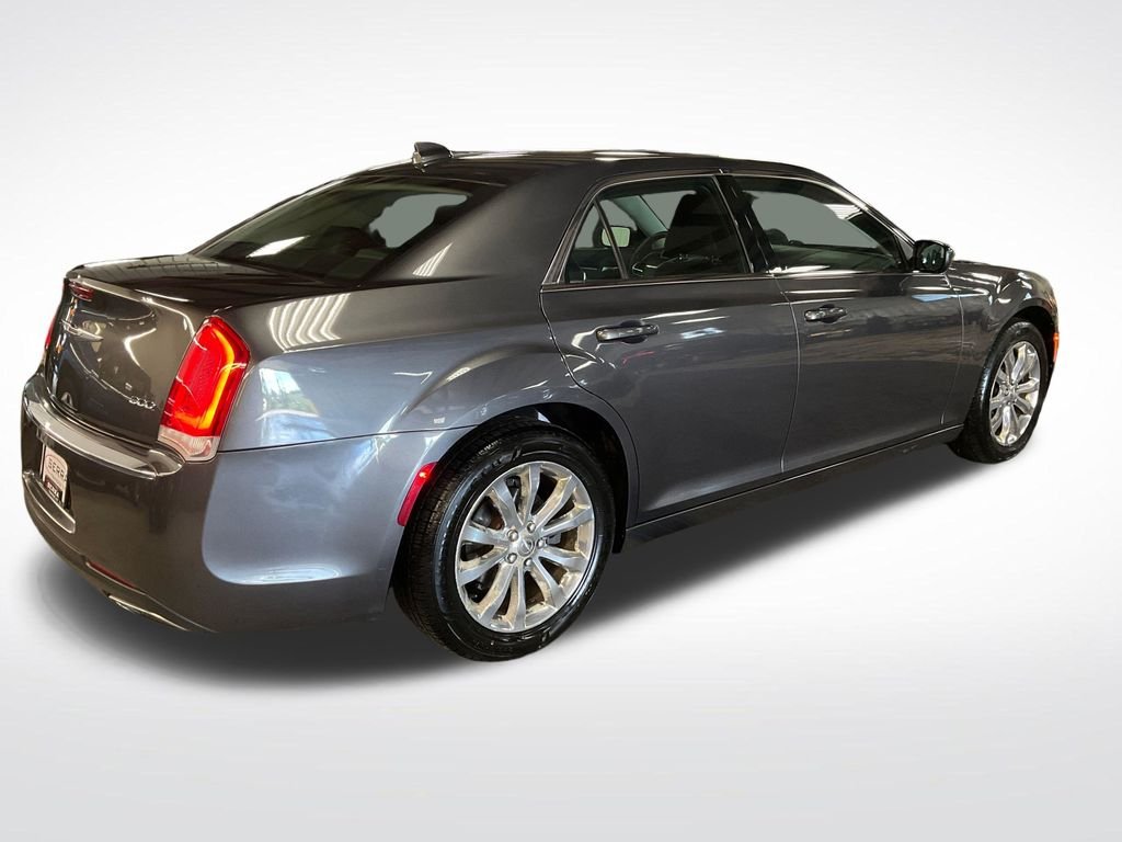 Used 2017 Gray Chrysler Limited image 5