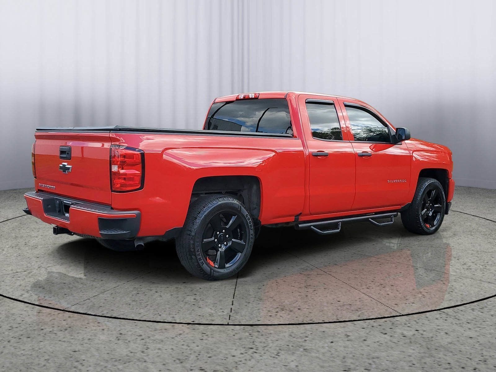 Used 2018 Red Chevrolet Custom image 4