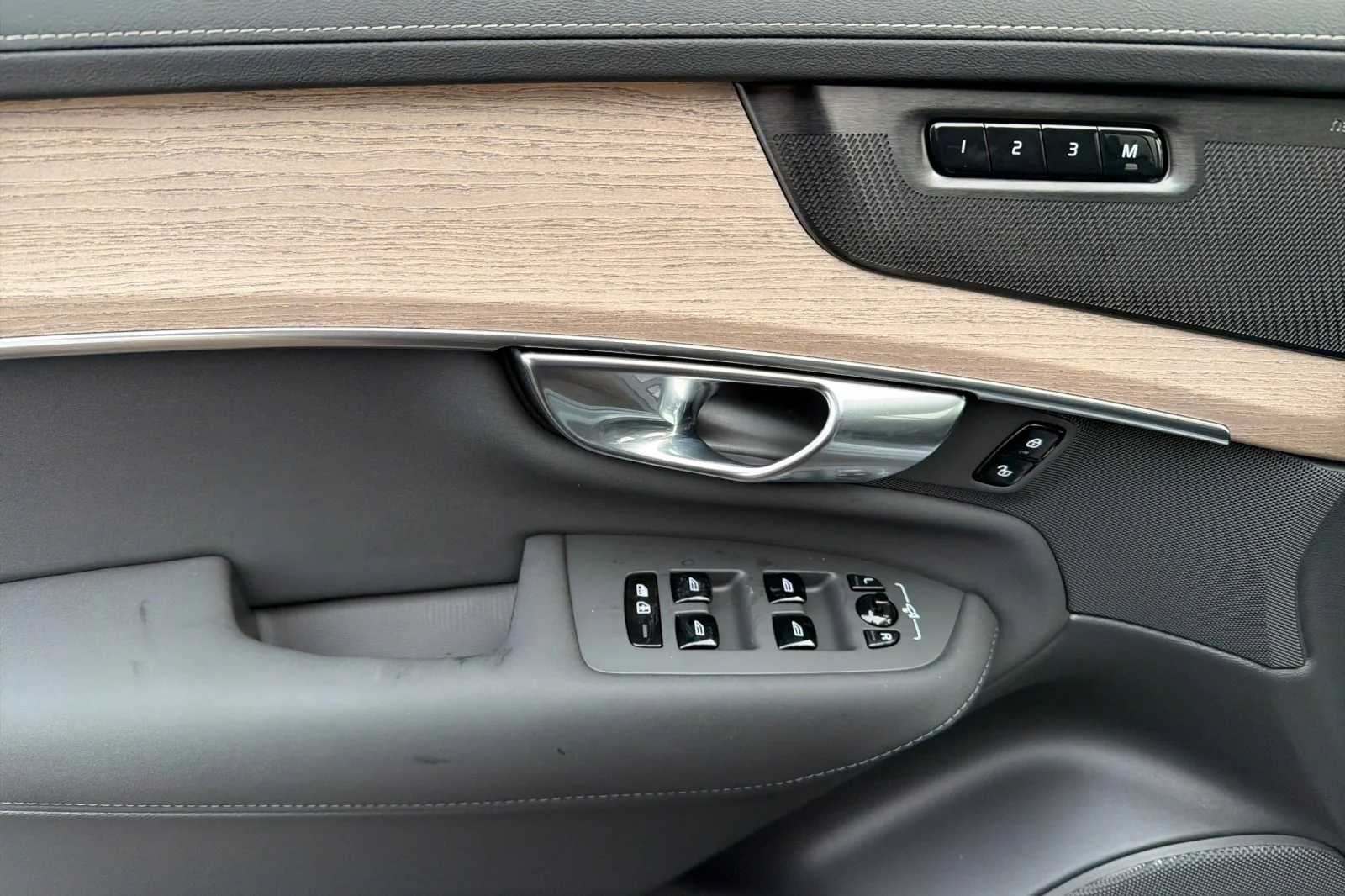 New 2026 VAPOUR GRAY Volvo Plus image 8