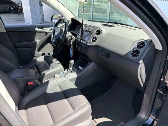Used 2015 Black Volkswagen SE image 10