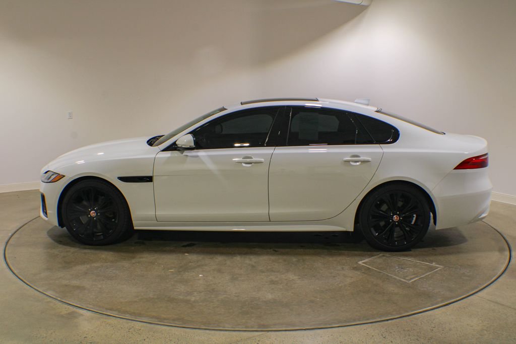 Used 2022 Fuji White Jaguar R-Dynamic SE image 3