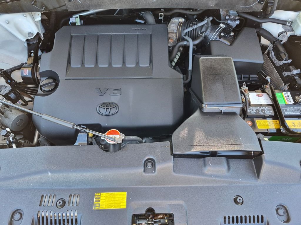 Used 2016 White Toyota XLE V6 image 36