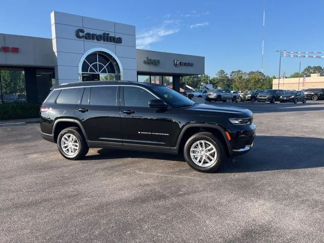 New 2026 Diamond Black Crystal Pearl-Coat Exterior Paint Jeep Laredo image 2