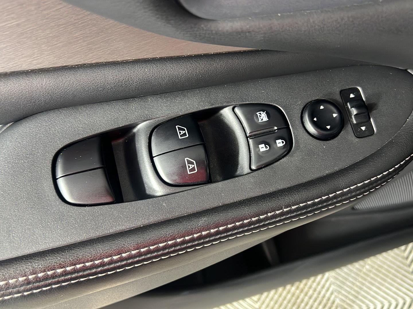 Used 2021 Deep Blue Pearl Nissan S image 13