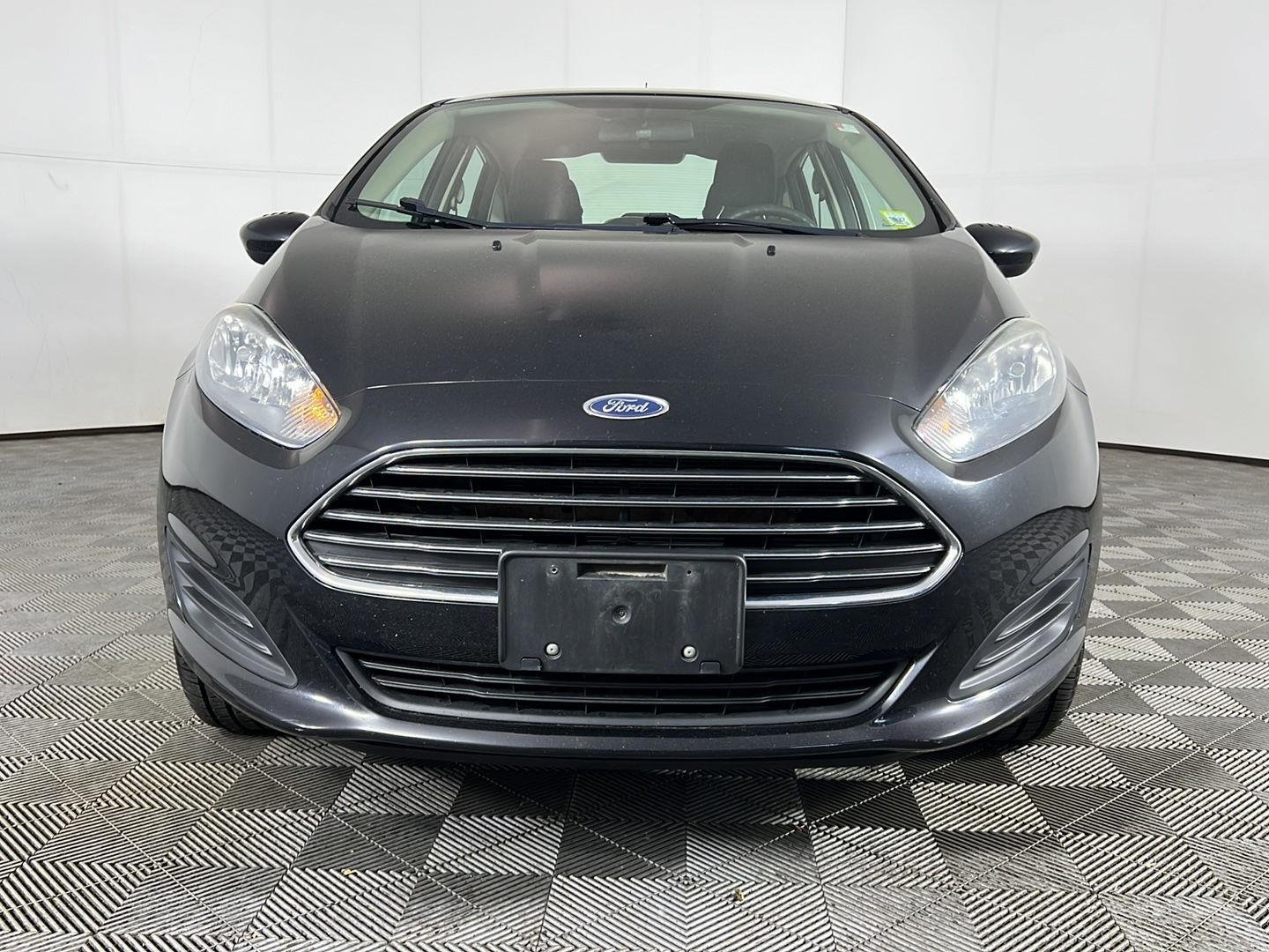 Used 2019 Shadow Black Ford SE image 8