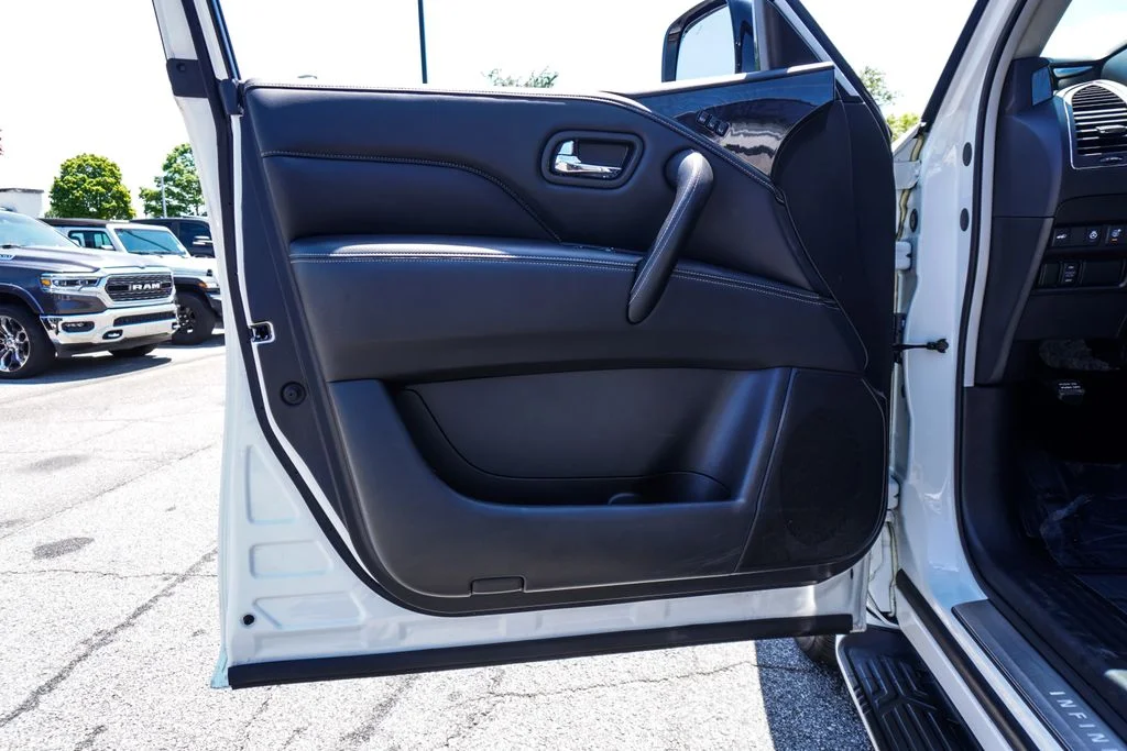 Used 2023 White INFINITI LUXE image 19