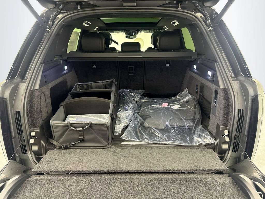 New 2026 Carpathian Grey Land Rover SE image 28