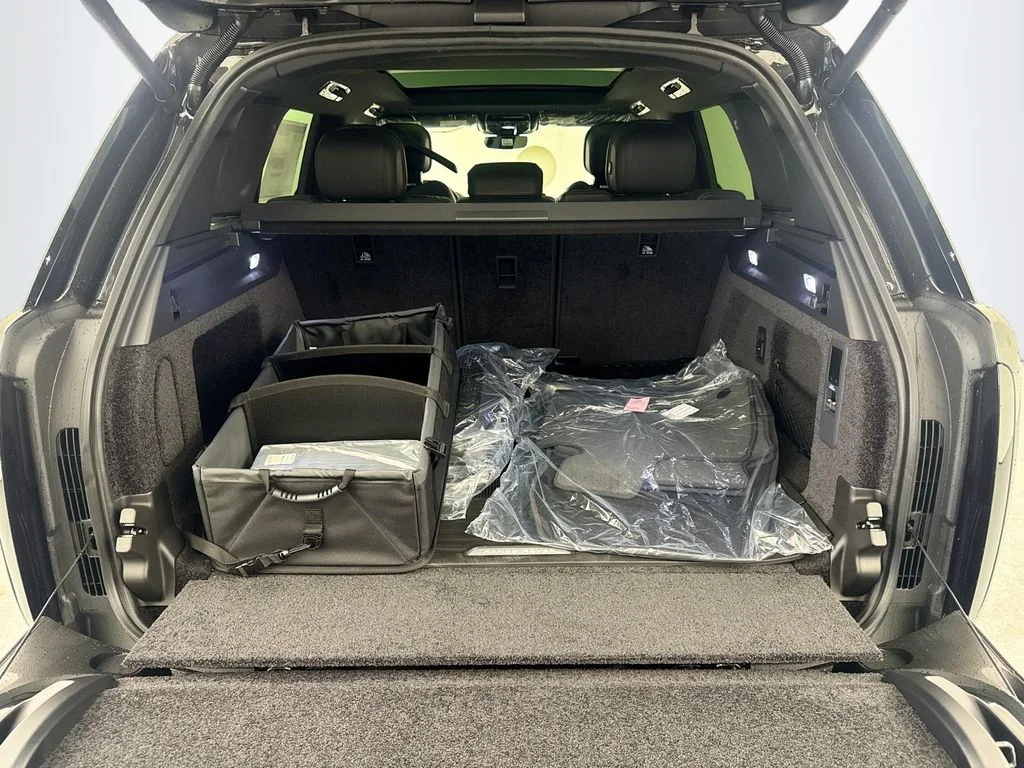 New 2026 Carpathian Grey Land Rover SE image 28