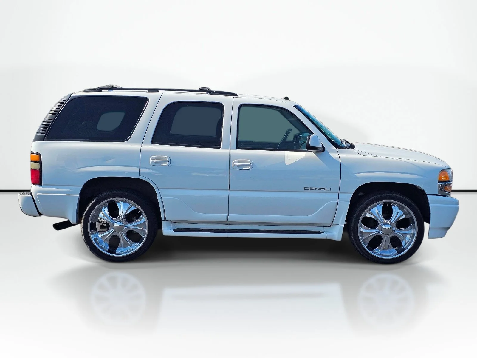 Used 2005 Summit White GMC Denali image 9