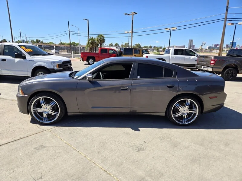 Used 2014 Gray Dodge SE image 2
