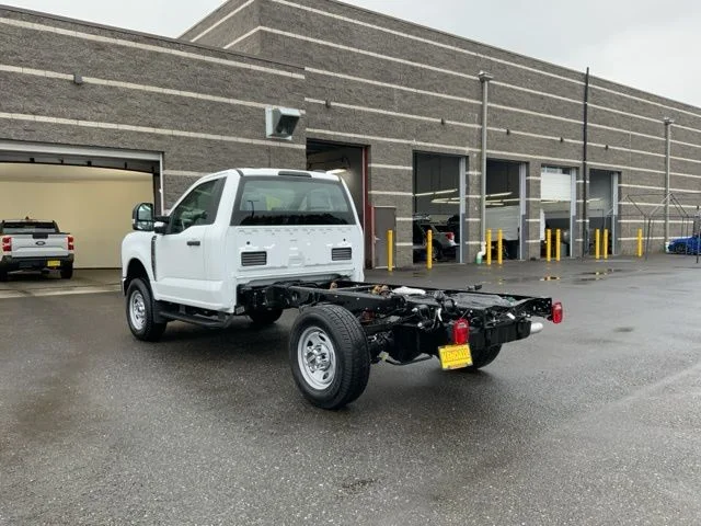 2025 Ford F-350 Super Duty Chassis Cab XLT - Photo 6