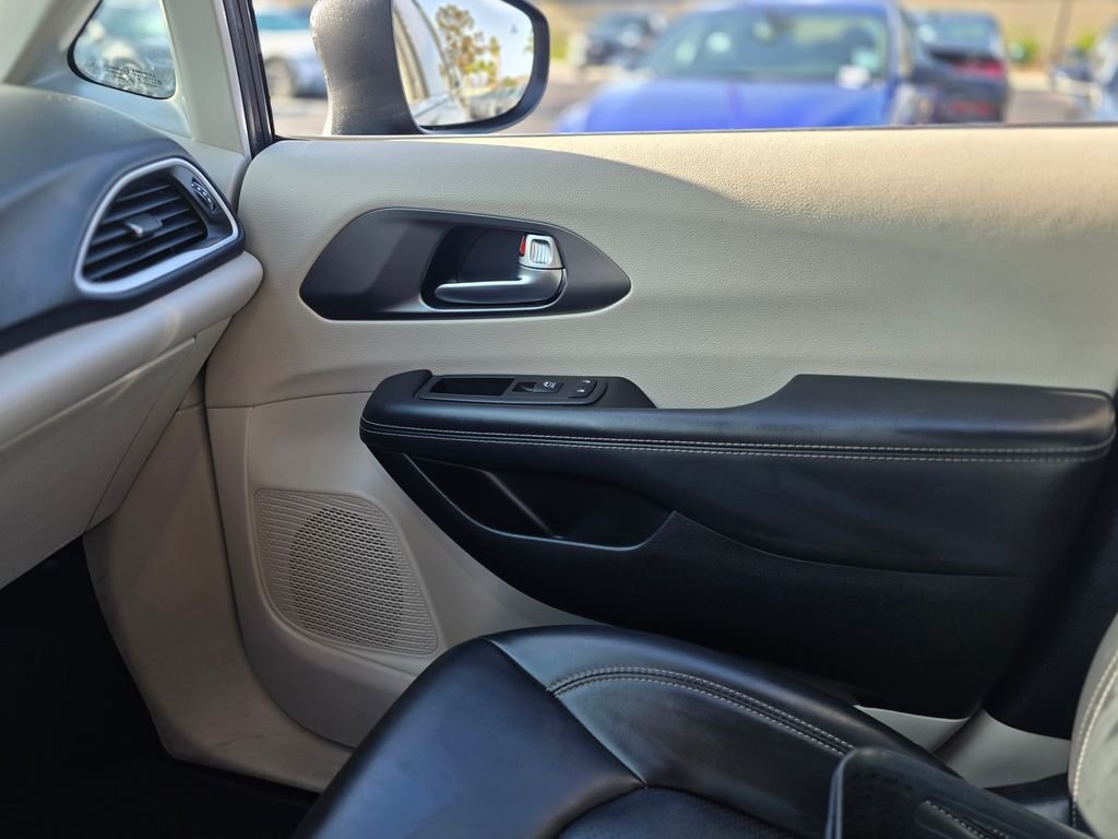 2023 Chrysler Pacifica Touring L - Photo 30
