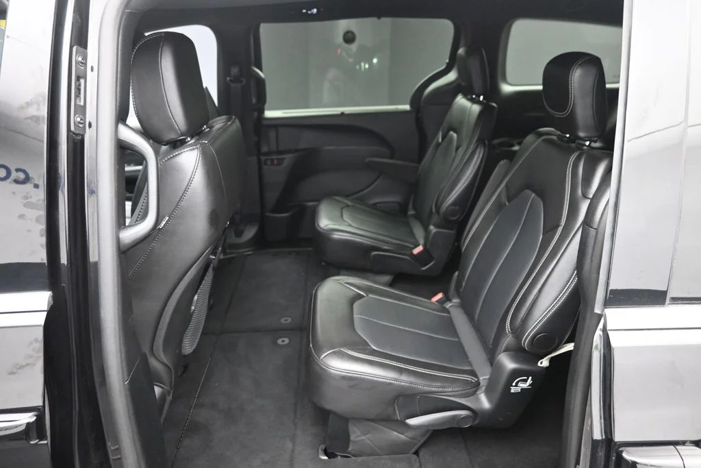 Used 2025 Black Chrysler Select image 12