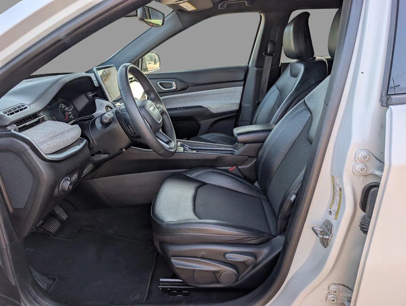 Used 2024 Bright White Clearcoat Jeep Latitude image 12