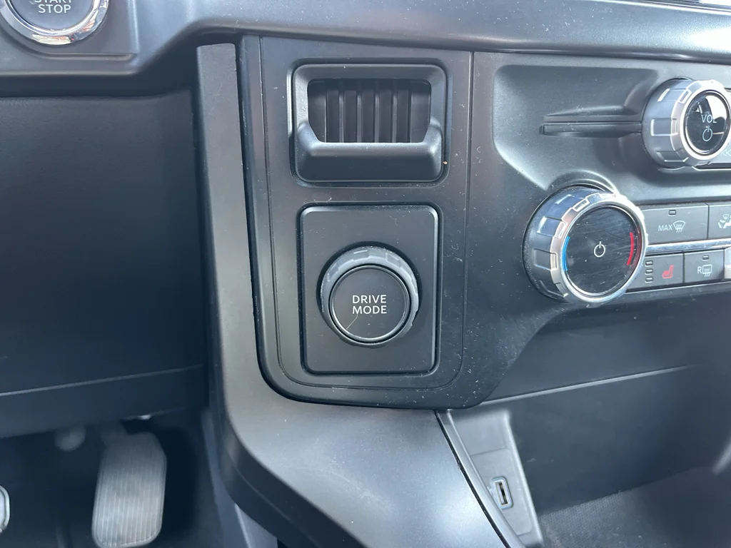 Used 2024 Agate Black Metallic Ford XLT image 27