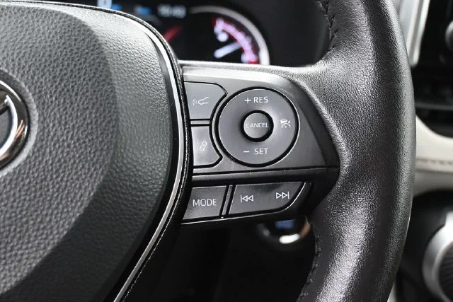 Used 2025 White Toyota XLE image 18