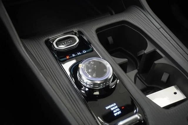 New 2026 Diamond Black Crystal Pearl-Coat Exterior Paint Jeep Overland image 25