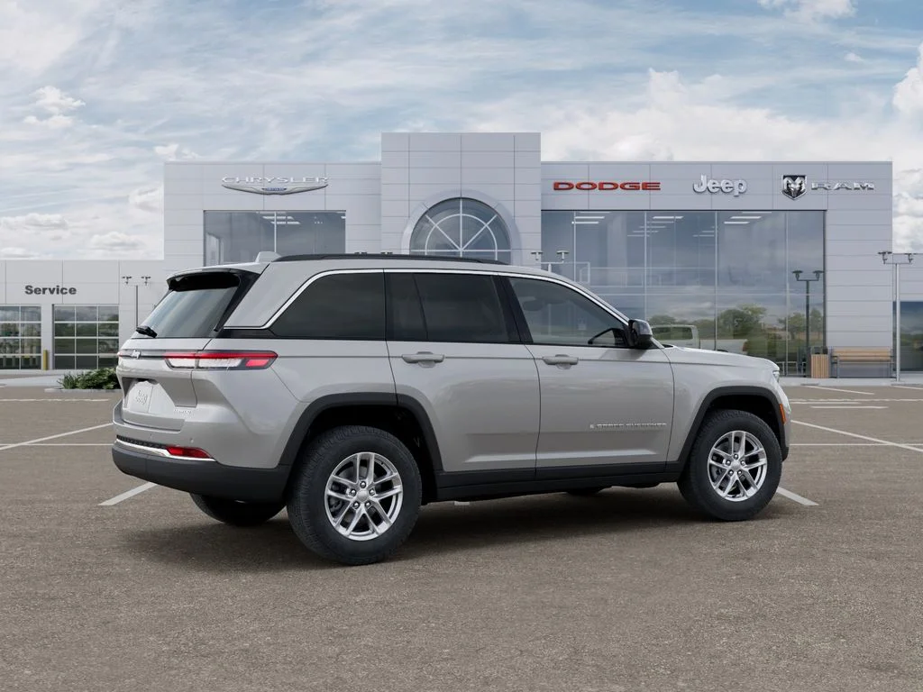 New 2026 Silver Zynith Jeep Laredo image 4