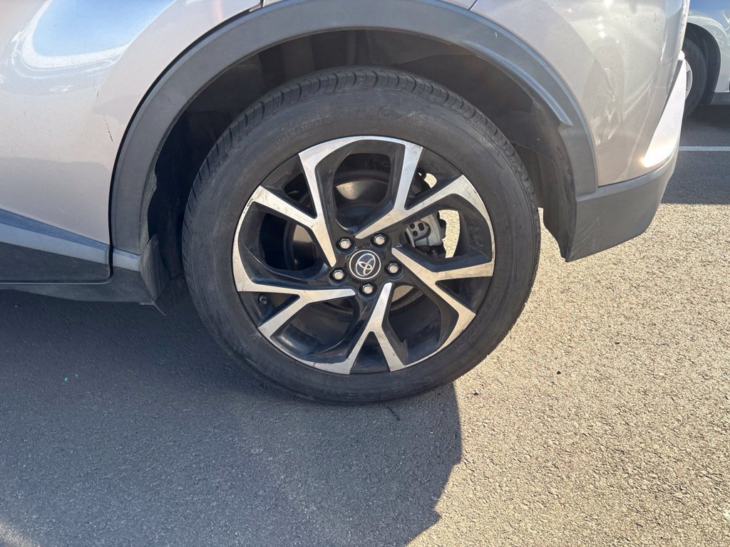 Used 2019 Silver Toyota XLE image 10