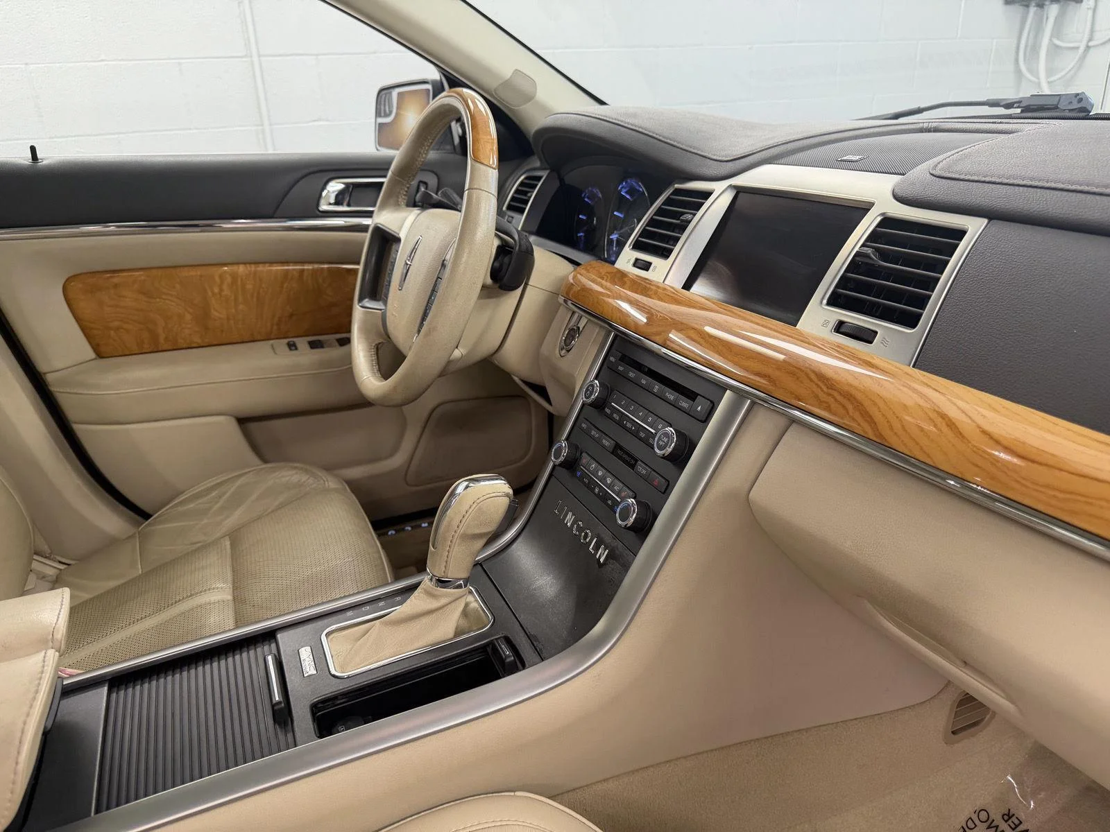 Used 2011 White Platinum Metallic Tri-Coat Lincoln Base image 21