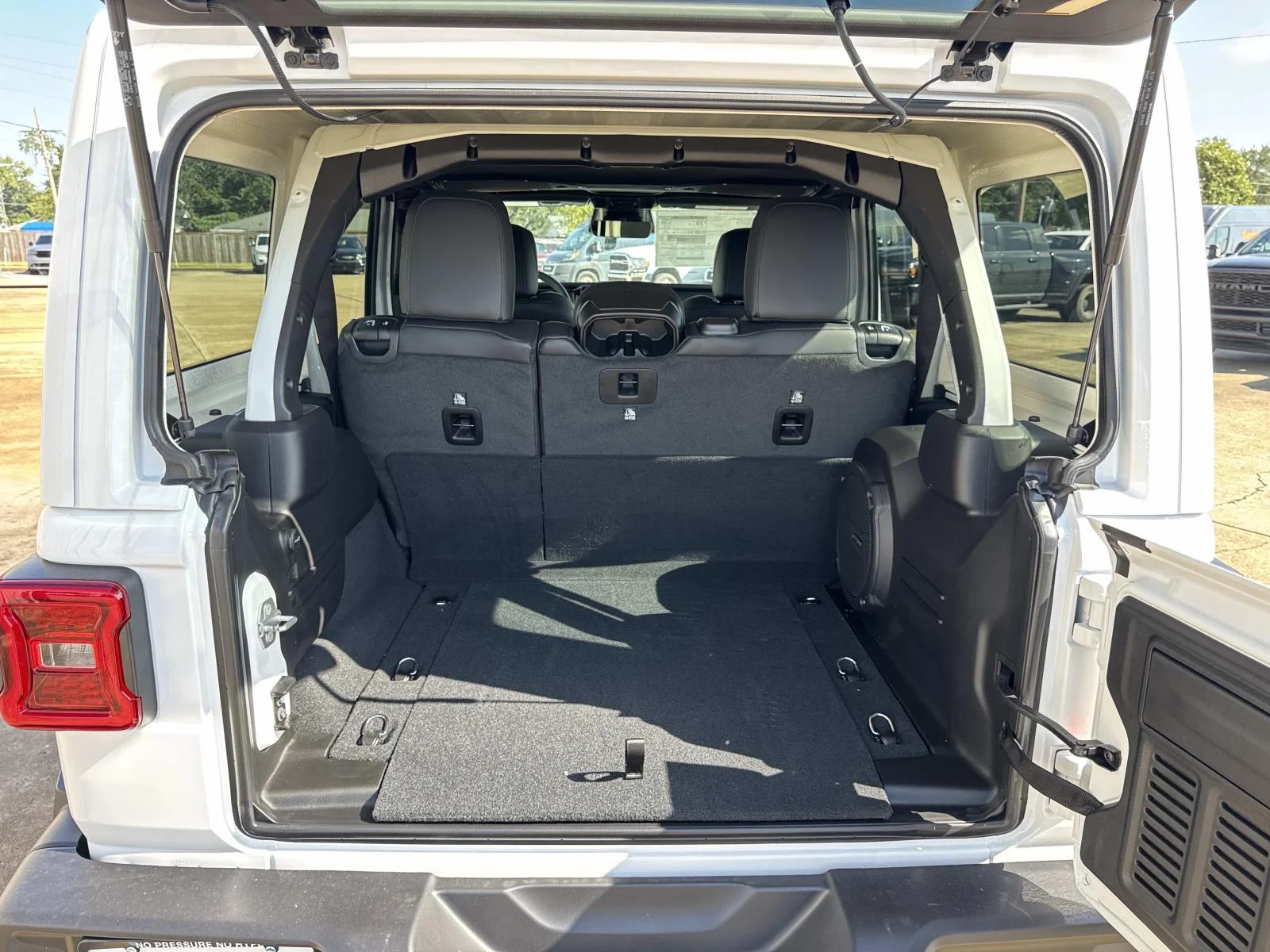New 2026 Bright White Clear-Coat Exterior Paint Jeep Sahara image 6