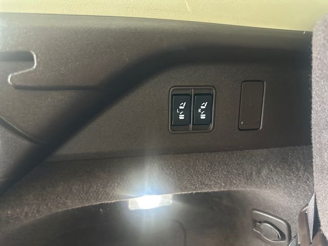 Used 2018 White Lexus 350L image 22