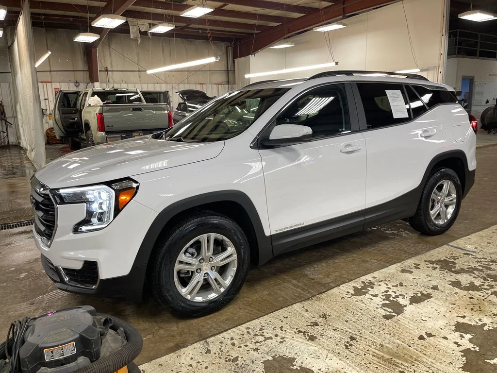 Used 2024 White GMC SLE image 1