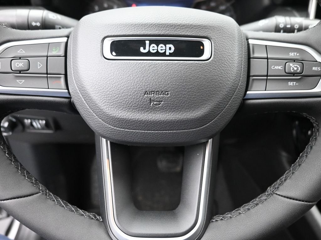 New 2026 Silver Zynith Metallic Clear-Coat Exterior Paint Jeep Latitude image 19