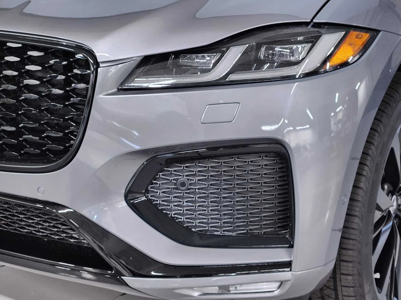 New 2026 Eiger Grey Metallic Jaguar R-Dynamic S image 18