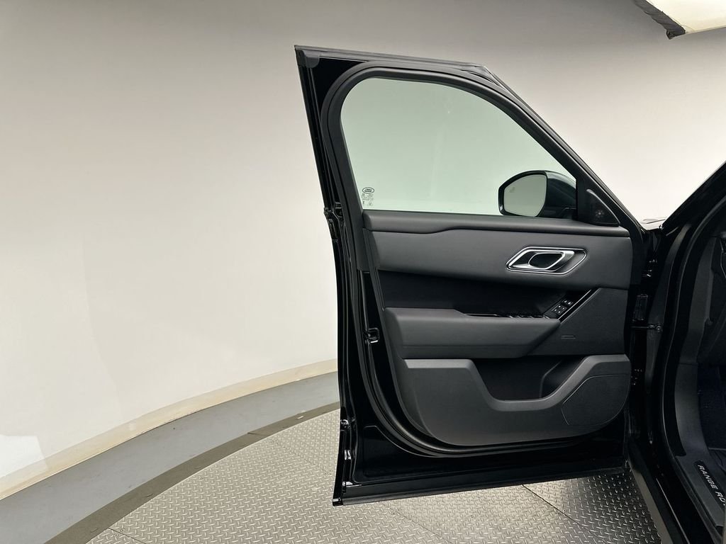 Certified Used 2026 Santorini Black Metallic Land Rover Dynamic SE image 8