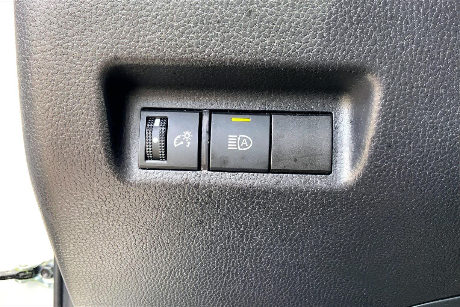 Used 2025 Ice Cap Toyota Hybrid XLE image 33
