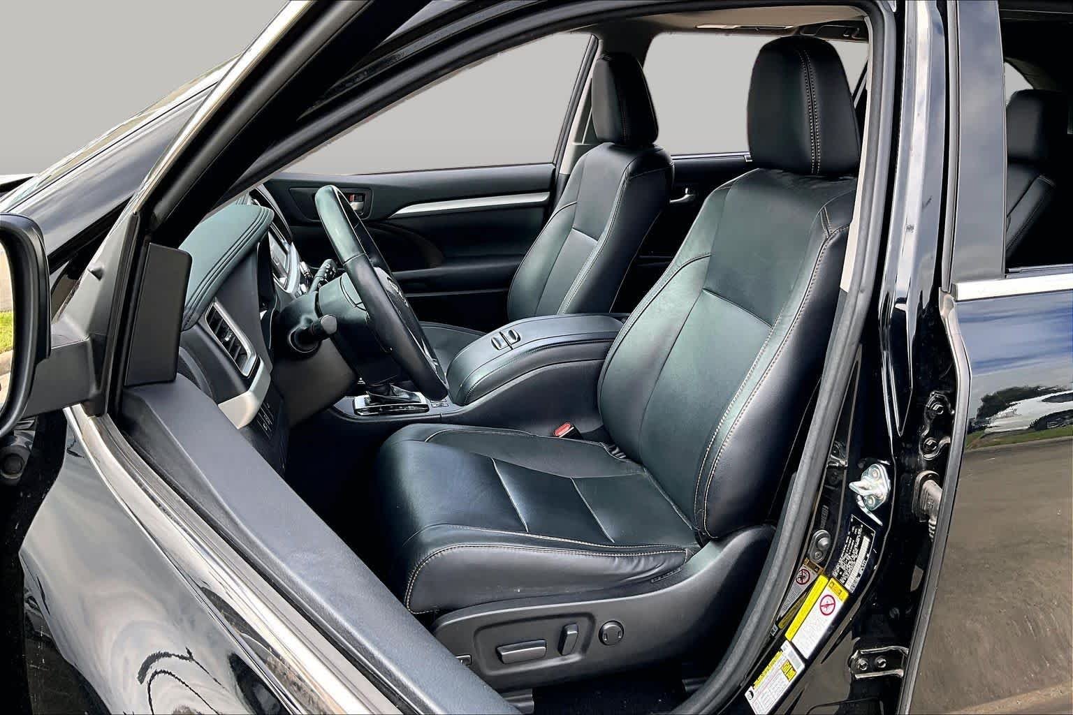 Used 2017 Midnight Black Metallic Toyota XLE image 7