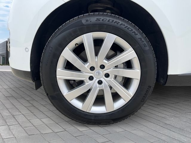 Used 2025 White Land Rover SE image 9