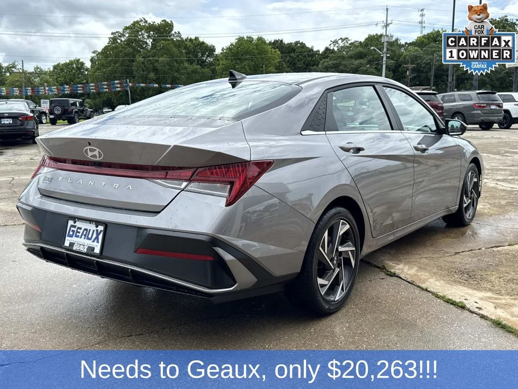 Used 2025 Silver Hyundai SEL Convenience image 14