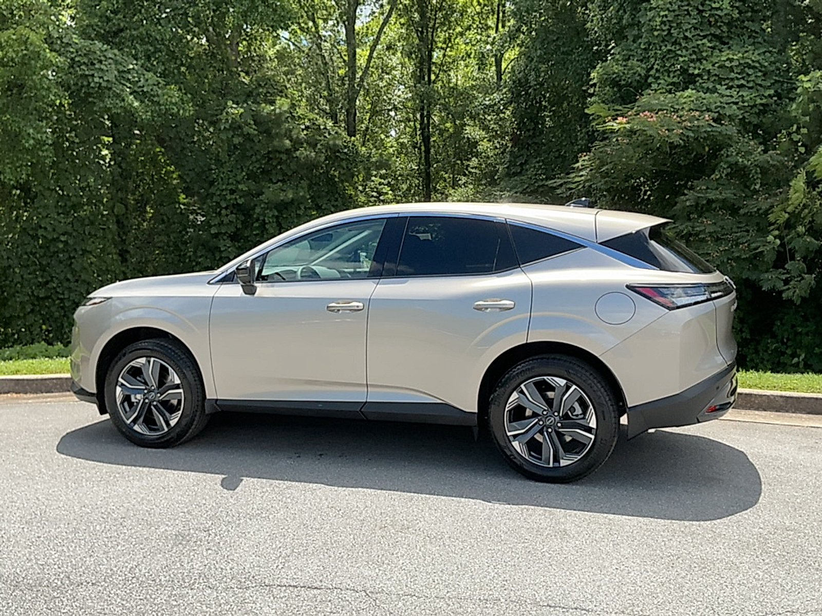 New 2026 Champagne Silver Metallic Nissan SL image 3