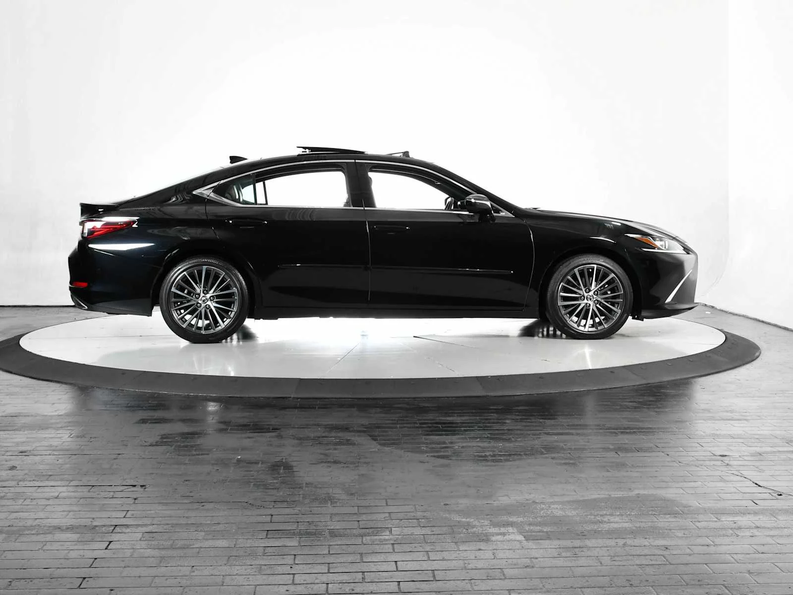 Used 2022 Obsidian Lexus Luxury image 6