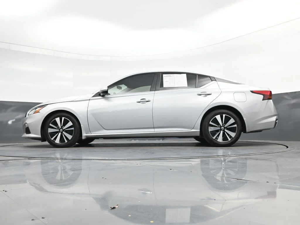 Used 2022 Silver Nissan 2.5 SV image 44