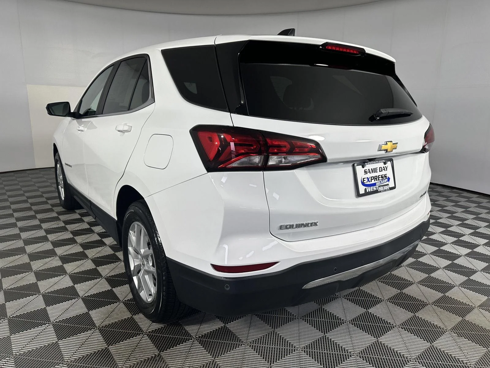 Used 2024 Summit White Chevrolet LT image 4
