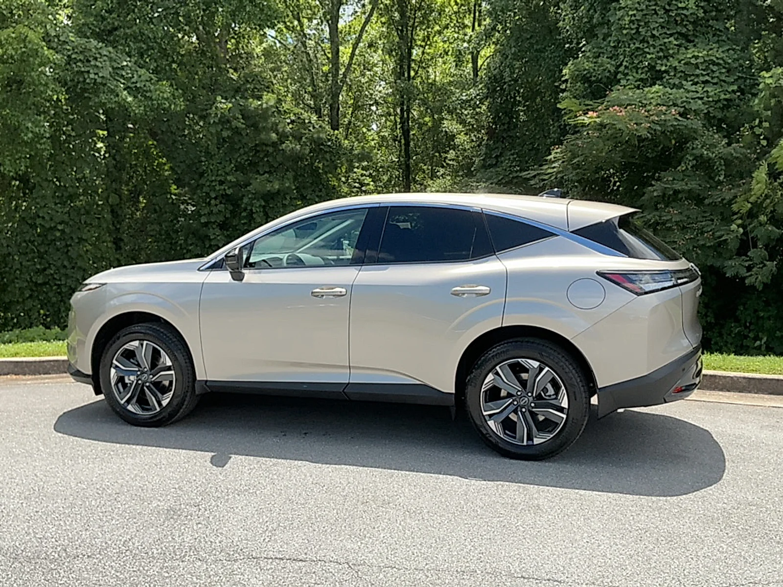 New 2026 Champagne Silver Metallic Nissan SL image 3
