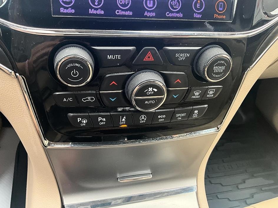 Used 2019 Gray Jeep Limited image 21