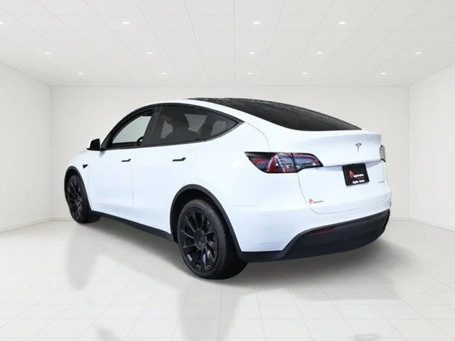Used 2023  Tesla Long Range image 4