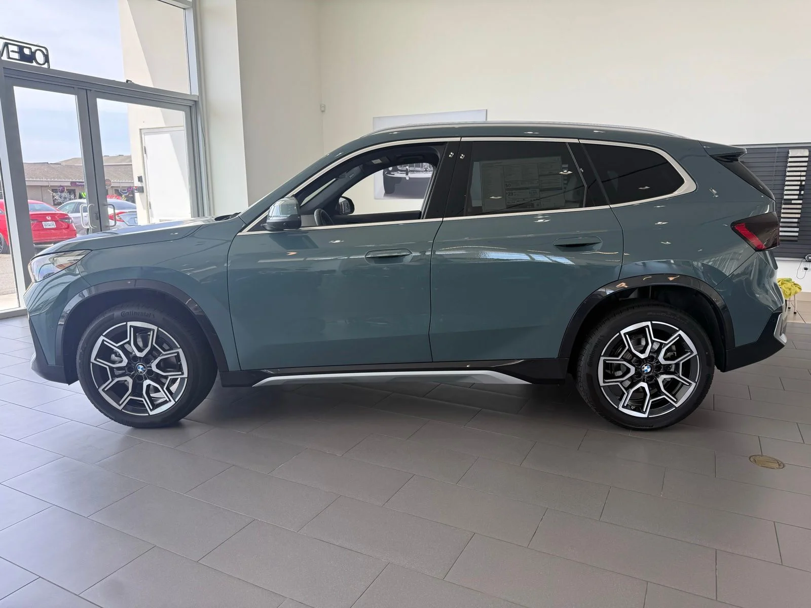 New 2026 Cape York Green Metallic BMW xDrive28i image 4