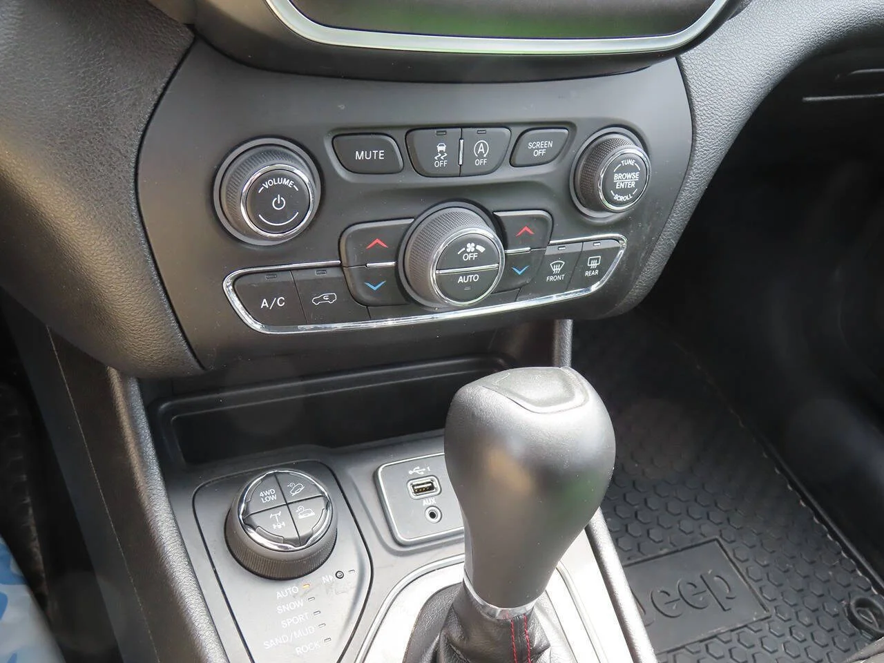 Used 2021 Light Brownstone Pearl Coat Jeep Trailhawk 4x4 4dr SUV image 20