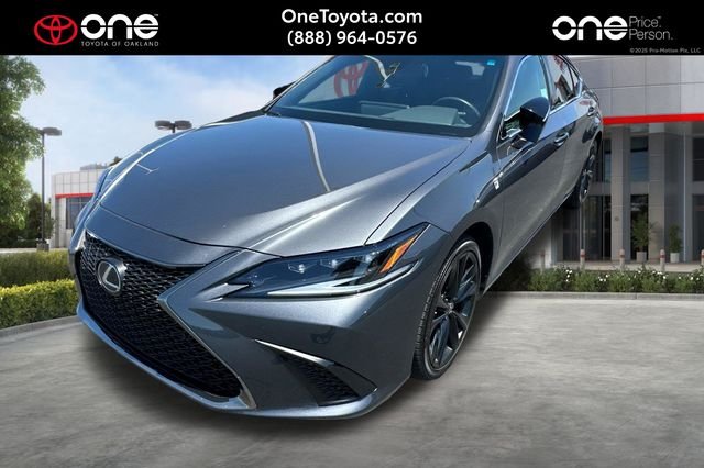 2023 Lexus ES 300h 300h's photo