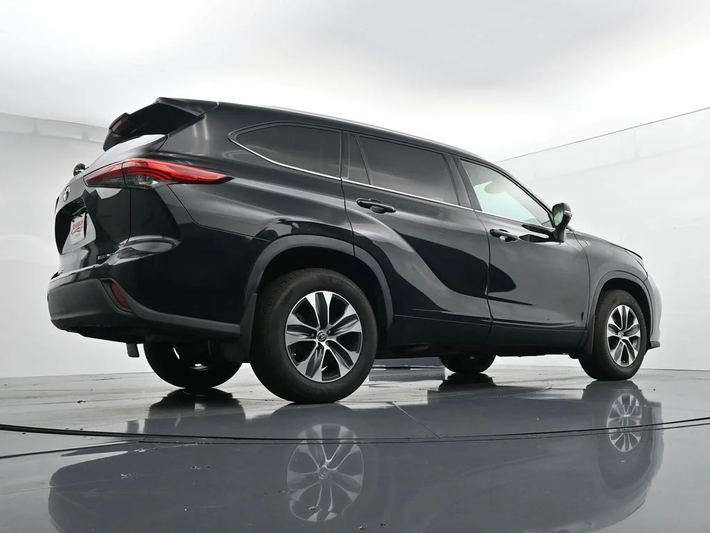 Used 2022 Black Toyota XLE image 32