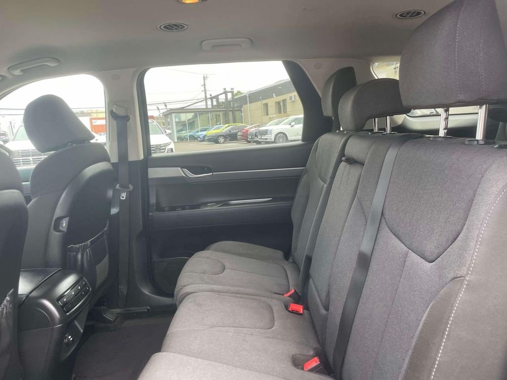 Used 2020 Green Hyundai SE image 12