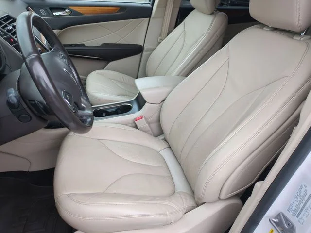 Used 2019 White Lincoln Select image 14