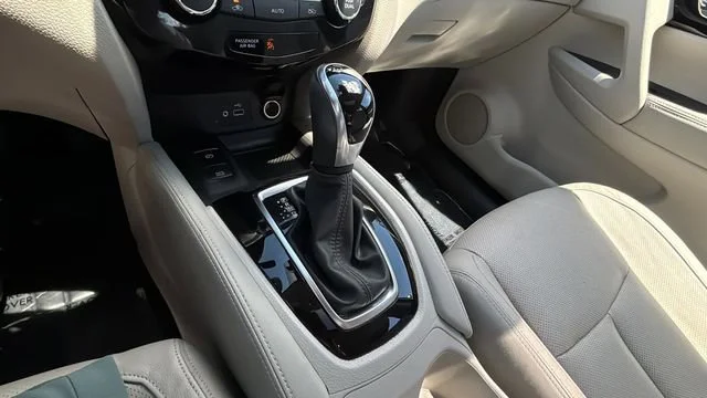Used 2019 White Nissan SL image 30