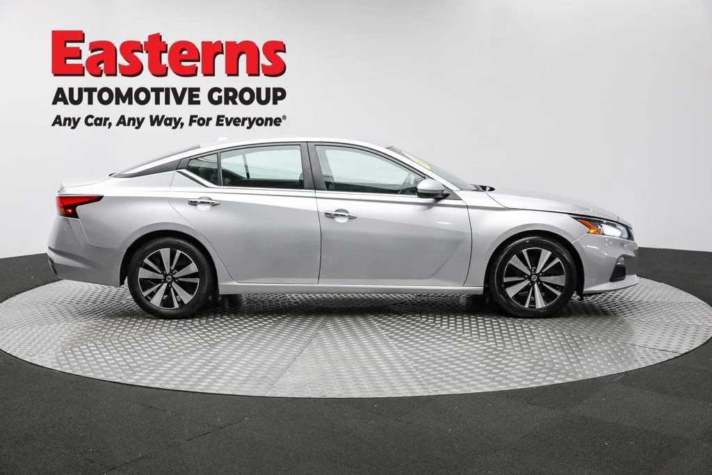 Used 2022 Silver Nissan 2.5 SV image 4